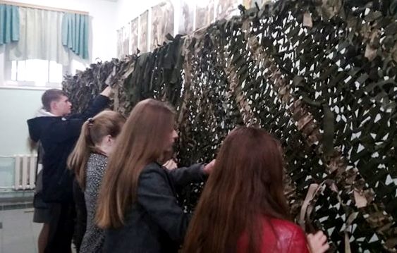 Плетення маскувальної сітки на істфаці